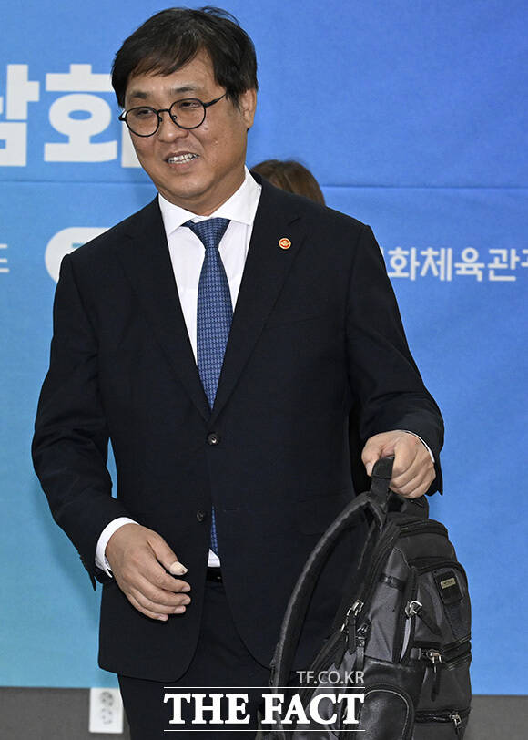 최휘영 장관이 영화계 인사들과 대화하고 있다.