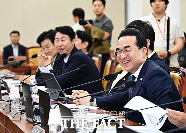 새롭게 과방위에 합류한 박홍근 더불어민주당 의원(오른쪽)이 인사말을 하고 있다.