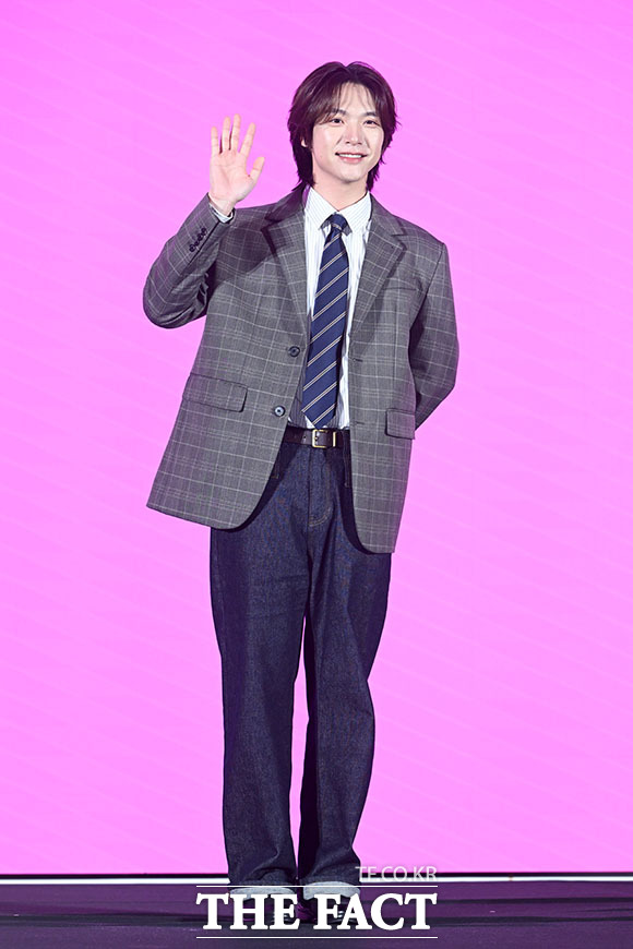 배우 김재현과 김동규, 차학연, 김향기, 손정혁(왼쪽 위부터 시계방향으로)이 14일 오전 서울 구로구 더세인트웨딩에서 열린 쿠팡플레이 새 시리즈 ‘로맨스의 절댓값’ 제작발표회에 참석해 포즈를 취하고 있다. /서예원 기자