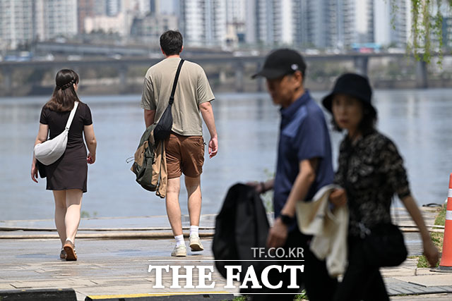 여의도한강공원을 찾은 시민이 물에 발을 담그고 있다.