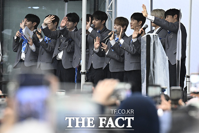 그룹 워너원(Wanna One)의 새 리얼리티 '워너원고 : 백 투 베이스'가 첫 방송을 앞두고 자체 콘텐츠로 열기를 끌어올린다. 사진은 지난 6일 오전 서울 마포구 상암동 DMC 문화공원에서 오프닝 행사를 연 모습. /송호영 기자