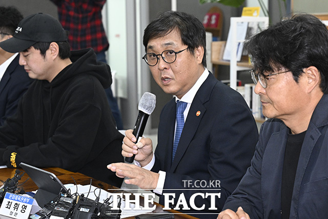 최휘영 장관이 영화계 인사들과 대화하고 있다.