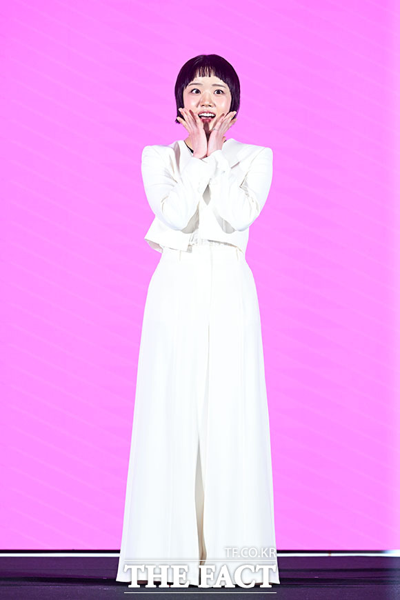 배우 김재현과 김동규, 차학연, 김향기, 손정혁(왼쪽 위부터 시계방향으로)이 14일 오전 서울 구로구 더세인트웨딩에서 열린 쿠팡플레이 새 시리즈 ‘로맨스의 절댓값’ 제작발표회에 참석해 포즈를 취하고 있다. /서예원 기자