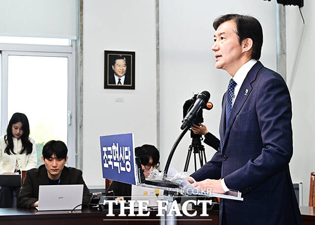 조국 조국혁신당 대표가 14일 오전 서울 여의도 국회에서 기자회견을 열고 국회의원 보궐선거 평택을 지역구 출마선언을 하고 있다. /국회=배정한 기자