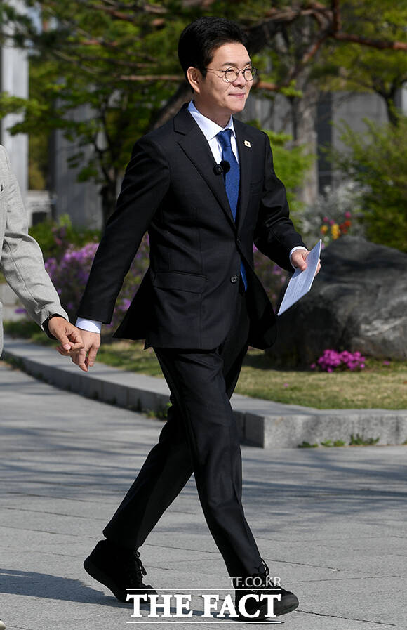 정원오 더불어민주당 서울시장 후보가 14일 오전 서울 용산구 국립중앙박물관 거울못 앞에서 문화관광 관련 공약 발표를 하고 있다. /박상민 기자
