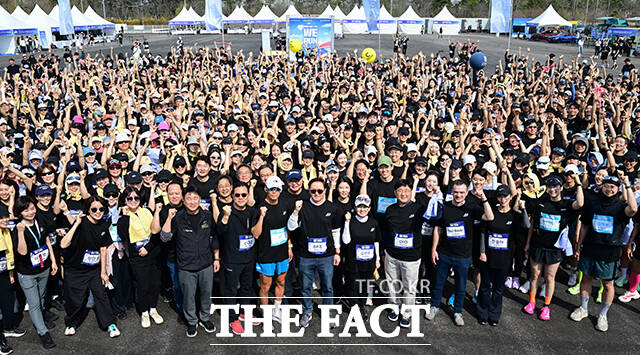 우기홍 대한항공 부회장(앞줄 가운데)을 비롯한 대한항공, 아시아나항공 임직원들이 14일 오전 인천 중구 BMW드라이빙 센터에서 자선 달리기 행사 '위런(We Run)'에 참여해 러닝에 앞서 기념촬영을 하고 있다. /인천=남윤호 기자