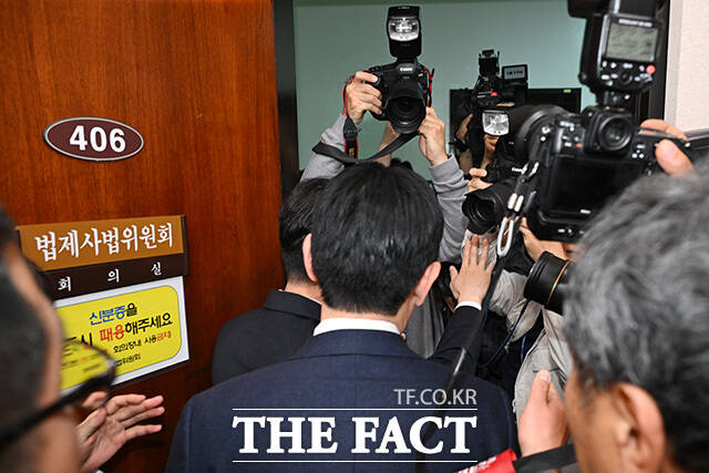 증인선서 거부 후 퇴장 당하는 박 검사.