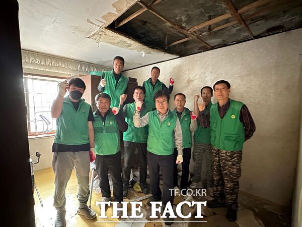 대전시 서구 내동 새마을지도자협의회가 12일 관내 취약계층 주거 개선 봉사활동을 펼쳤다. 협의회는 지난 2008년부터 18년 동안 도배지, 장판 등 집수리에 필요한 모든 자재를 회원들이 자발적으로 기증해 봉사를 진행하고 있다. /대전시 서구