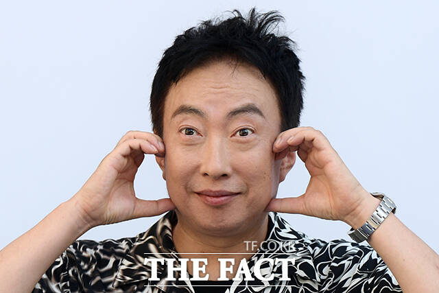 방송인 박명수가 씨피엔터테인먼트와 전속계약을 체결했다. 사진은 박명수가 2023년 9월 8일 오후 서울 중구 동대문디자인플라자(DDP)에서 열린 2024 S/S 서울패션위크(Seoul Fashion Week) '세컨드 아르무아(02 ARMOIRE)' 포토월에 참석해 포즈를 취하고 있는 모습이다./더팩트DB