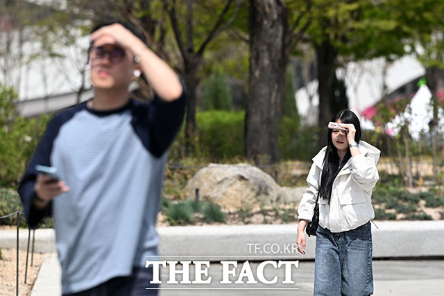 여의도한강공원을 찾은 시민이 물에 발을 담그고 있다.