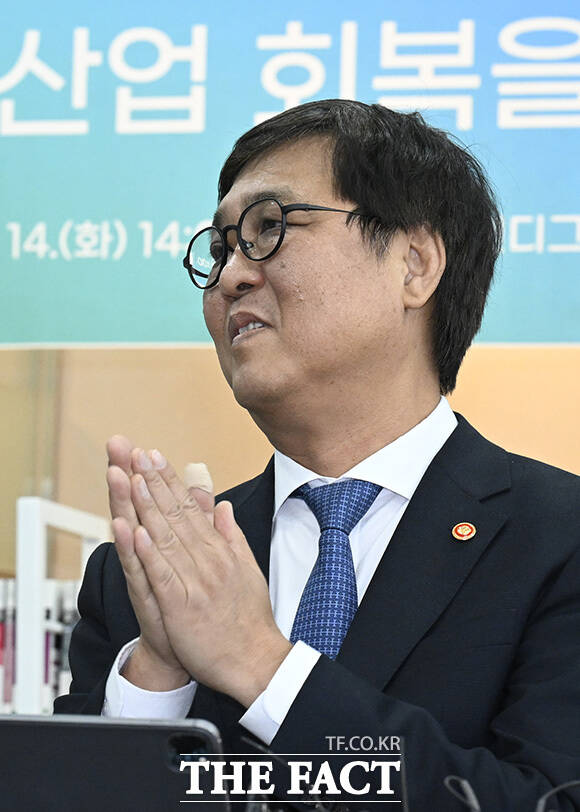 최휘영 장관이 영화계 인사들과 대화하고 있다.