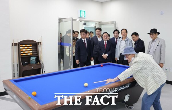 대전시 대덕구는 14일 읍내동에 총사업비 74억 원을 투입해 회덕다목적체육센터 개관식을 개최한 가운데 지역의 어르신이 당구 실력을 선보이고 있다. /대덕구