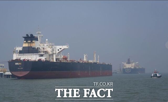 지난 12일 사우디아라비아에서 원유를 싣고 호르무즈 해협을 통과한 라이베리아 국적의 유조선 선룽 수에즈 막스호가 인도 뭄바이항에 입항하고 있다. /AP. 뉴시스