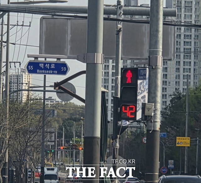 천안시 서북구 백석동 천안제일신협 앞 횡단보도에 설치된 '보행 적색 잔여시간 표시등' 모습. /천안시