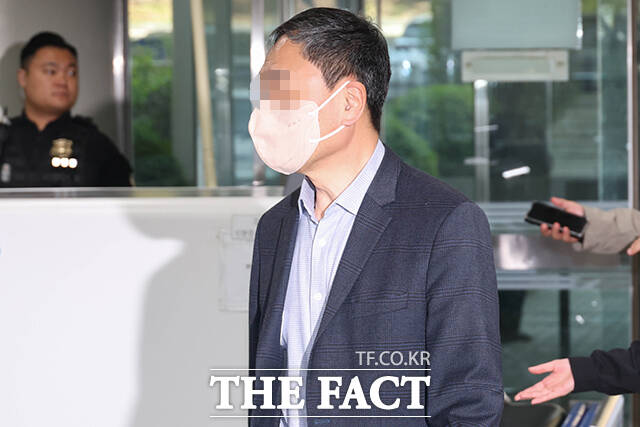 10조 원대 전분당 담합 의혹을 받는 대상그룹 임 모 대표이사(가운데)가 14일 오전 서울 서초구 서울중앙지방법원에서 열린 영장실질심사(구속 전 피의자 심문)에 출석하고 있다. /임영무 기자