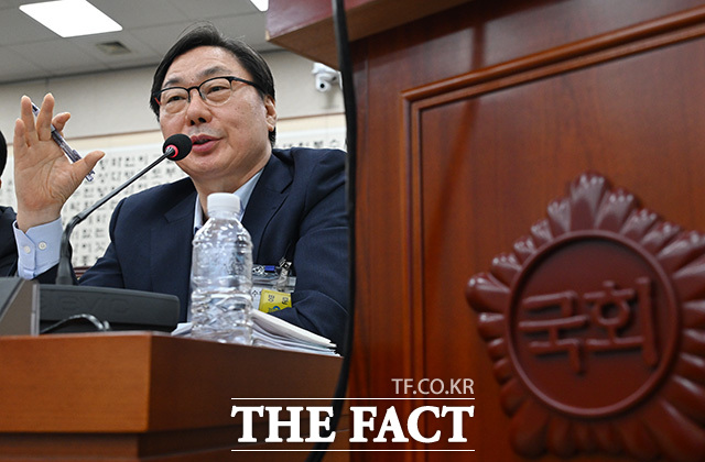 이화영 전 경기도 평화부지사가 14일 오후 서울 여의도 국회에서 열린 윤석열 정권 정치검찰 조작기소 의혹사건 진상규명 국정조사 특별위원회 전체회의에서 증인으로 출석해 의원질의에 답하고 있다./국회=남용희 기자