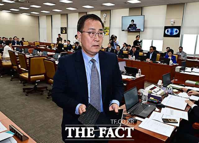 최형두 과방위 야당 간사를 비롯한 국민의힘 의원들이 14일 오후 서울 여의도 국회에서 열린 과학기술정보방송통신위원회 전체회의에서 고광헌 방송미디어통신심의위원회 위원장 후보자 인사청문경과보고서 채택을 거부하며 이석하고 있다.