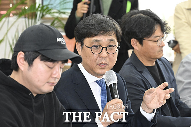 최휘영 장관이 영화계 인사들과 대화하고 있다.