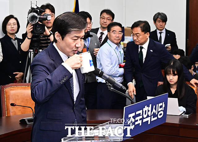 조국 조국혁신당 대표가 14일 오전 서울 여의도 국회에서 기자회견을 열고 국회의원 보궐선거 평택을 지역구 출마선언을 하고 있다. /배정한 기자