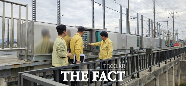 전주시가 14일 여름철 집중호우와 침수 피해에 대비하기 위해 주요 방재시설에 대한 현장 점검을 실시하고 있다. /전주시