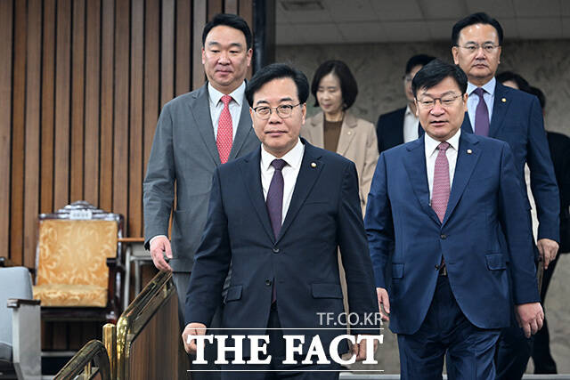 원내대책회의에서 모두발언하는 송 원내대표(가운데).