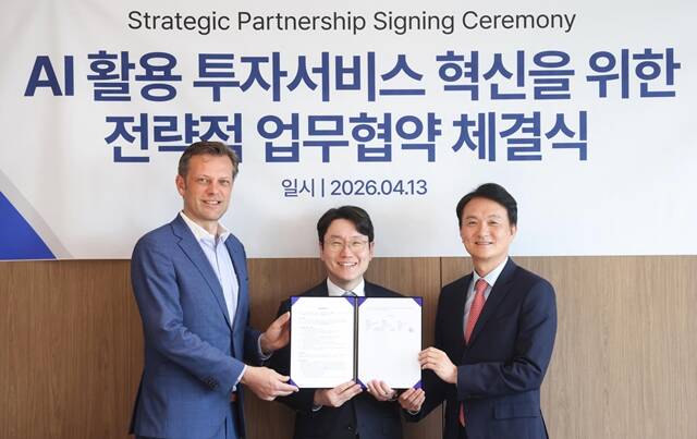 니콜라스 팔마뉴 LSEG 글로벌영업대표(왼쪽부터), 임우형 LG AI연구원장, 엄주성 키움증권 대표가 지난 13일 서울 여의도 키움증권 본사에서 금융 AI 에이전트 서비스 출시를 위한 3자 업무협약을 체결한 뒤 기념 촬영을 하고 있다. /LG그룹