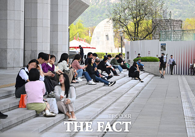 서울의 낮 최고기온이 27도까지 오르는 등 초여름 날씨를 보인 14일 오후 서울 종로구 광화문 광장을 찾은 시민들이 양산을 쓰고 걸음을 옮기고 있다. /박헌우 기자