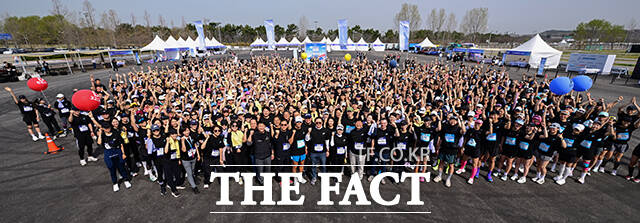 자선 달리기 위해 모인 대한항공과 아시아나항공의 임직원들.