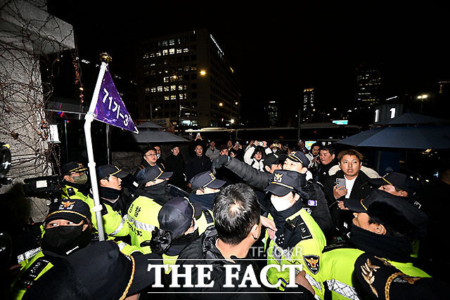 경찰청 3대 특검 인계사건 특별수사본부는 14일 내란중요임무종사 및 직권남용 혐의로 임정주 전 경찰청 경비국장과 오부명 전 서울경찰청 공공안전차장, 주진우 전 서울경찰청 경비부장 등 3명을 불구속 송치했다고 밝혔다. 사진은 지난 2024년 12월3일 윤석열 전 대통령이 '비상계엄' 선포를 한 가운데 서울 여의도 국회가 폐쇄된 모습. /박헌우 기자