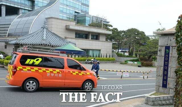 HD현대중공업 해군 잠수함 화재로 노동자 1명이 사망한 사고와 관련해 사고 원인 규명을 위한 합동감식이 14일 진행되고 있다. 사진은 소방 관계자들이 14일 현장감식을 위해 현대중공업 정문을 통과하는 모습. /뉴시스