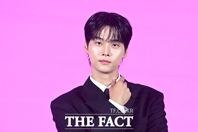 배우 김재현과 김동규, 차학연, 김향기, 손정혁(왼쪽 위부터 시계방향으로)이 14일 오전 서울 구로구 더세인트웨딩에서 열린 쿠팡플레이 새 시리즈 ‘로맨스의 절댓값’ 제작발표회에 참석해 포즈를 취하고 있다. /서예원 기자