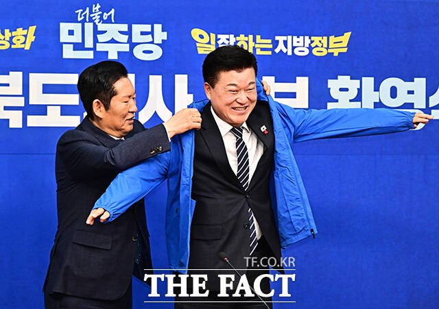 정청래 더불어민주당 대표(왼쪽)가 14일 오후 서울 여의도 국회에서 열린 신용한 충북도지사 후보 환영식에 참석해 신 후보에게 파란색 당 점퍼를 입혀주고 있다. /국회=배정한 기자