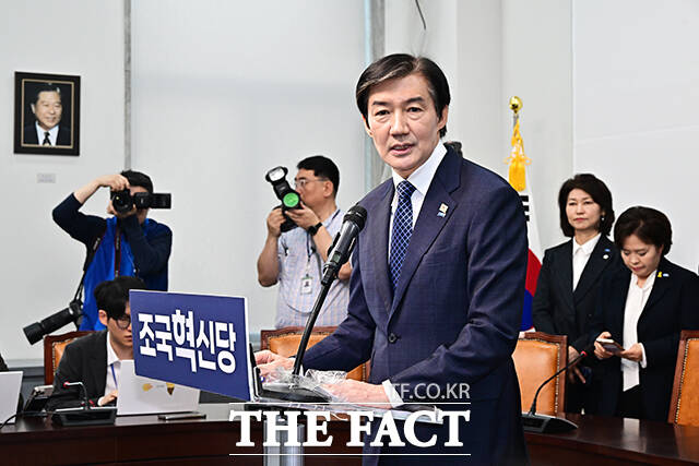 조국 조국혁신당 대표가 14일 오전 서울 여의도 국회에서 기자회견을 열고 국회의원 보궐선거 평택을 지역구 출마선언을 하고 있다. /국회=배정한 기자