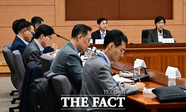 정은경 보건복지부 장관이 14일 오후 서울 종로구 정부서울청사 별관에서 열린 제3차 국민연금기금운용위원회 회의에 참석해 모두발언을 하고 있다. /임영무 기자