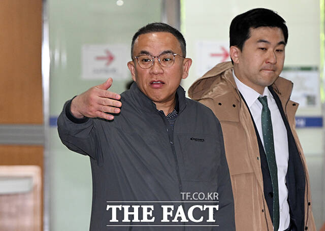 정치브로커 명태균 씨가 14일 오전 서울 서초구 서울중앙지방법원에서 열린 정치자금법 위반 혐의 관련 공판에 출석하고 있다. /박헌우 기자