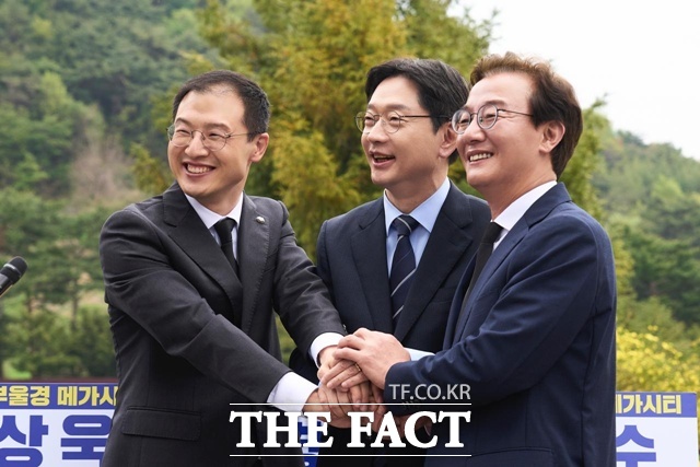 김경수(가운데) 경남도지사 후보, 전재수(오른쪽) 부산시장 후보, 김상욱(왼쪽) 울산시장 후보가 해양수도 부울경 메가시티 비전을 선언하는 공동출정식에서 기념 촬영을 하고 있다. /김경수 선거 사무실