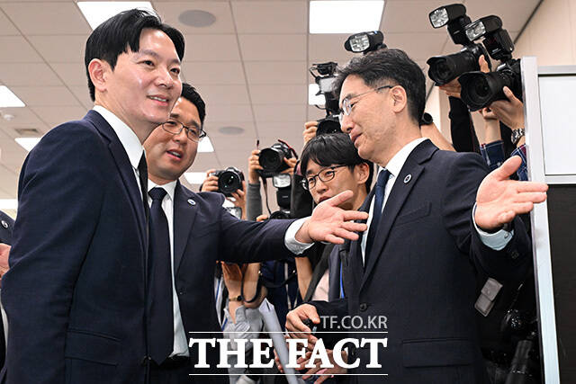 증인선서 거부 후 퇴장 당하는 박 검사.