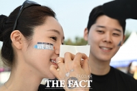  '위런 스티커' 붙이는 승무원 [포토]