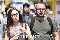  '낮 최고 27도' 이른 더위에 반팔 입은 관광객들 [TF사진관]