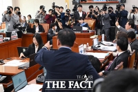  '퇴장시켜 보라' 서영교 위원장에게 항의하는 이상휘 의원 [포토]