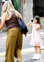  내리쬐는 햇볕에도 '치즈' [포토]