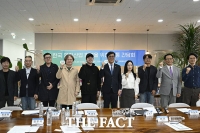  영화계 인사들과 기념사진 찍는 최휘영 장관 [포토]