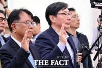  국조특위 출석해 선서하는 서민석-이화영 [포토]