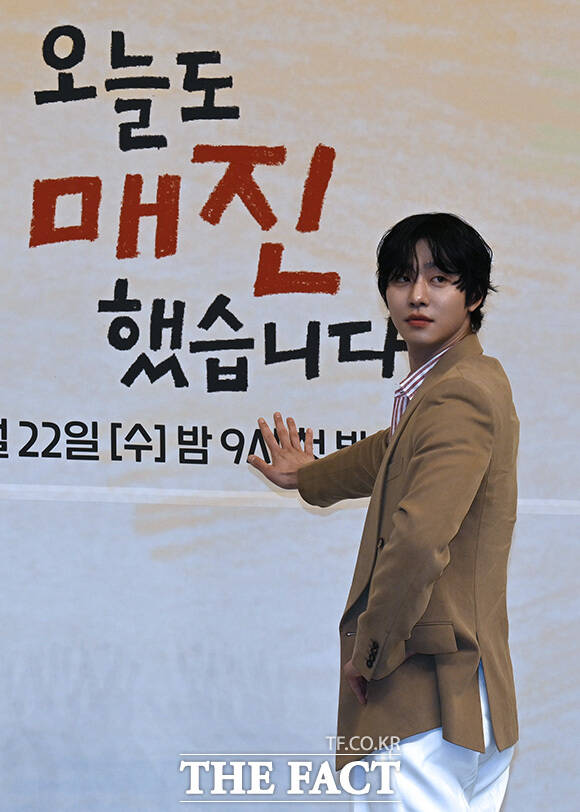 배우 안효섭이 포즈를 취하고 있다.