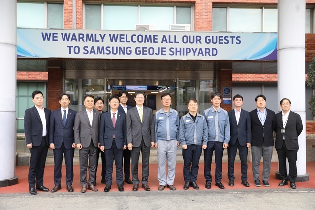 강태영 은행장이 지난 13일부터 14일까지 이틀간 경남권역을 방문해 지역 전략산업 현장을 점검하고, 생산적 금융 확대를 위한 현장경영을 실시했다. 강태영 농협은행장(왼쪽부터 7번째)과 삼성중공업 최성안 대표이사 부회장(왼쪽에서 8번째) 및 각 사 임직원들이 기념사진 촬영을 하고 있다. /농협은행