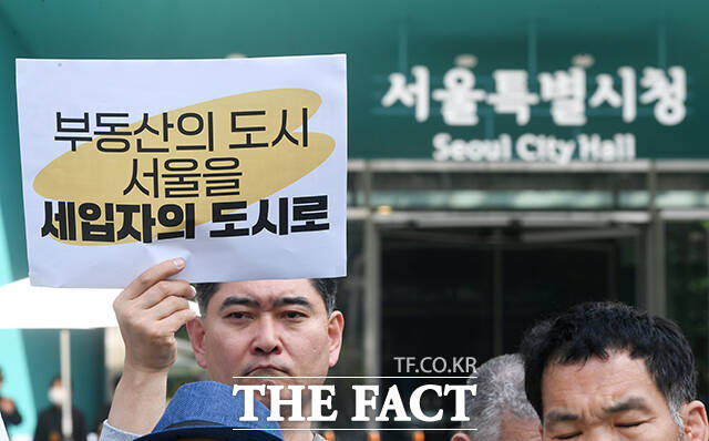 주거권네트워크가 15일 오전 서울 중구 서울시청 앞에서 열린 '주거불평등 끝장내자! 용산정비창을 모두의 집으로' 기자회견에서 구호를 외치고 있다. /박상민 기자