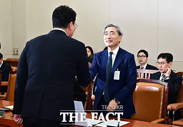 천하람 개혁신당 의원과 인사하는 신현송 한국은행 총재 후보자.