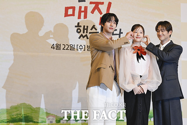 배우 안효섭과 채원빈, 김범이 15일 오후 서울 양천구 SBS에서 열린 새 수목드라마 '오늘도 매진했습니다' 제작발표회에 참석해 포즈를 취하고 있다. /송호영 기자