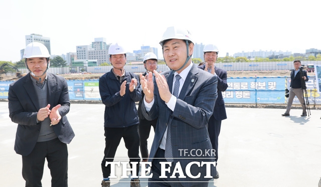 15일 전주시 덕진구 덕진동1가 전주 MICE복합단지를 찾은 김관영 전북도지사가 현장을 찾아 사업 추진 상황을 보고받고 있다. /전북도