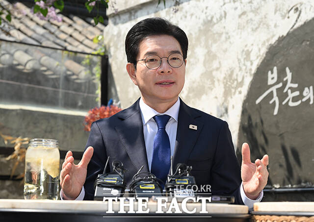 정원오 더불어민주당 서울시장 후보(가운데)가 15일 오전 서울 종로구 북촌의 뜰에서 이재윤 삼청정독길 상인회 회장(오른쪽)과 김용조 북촌 계동길 상인회 회장 등 북촌 상인들을 만나 '찾아가는 서울人터뷰'를 진행하고 있다. /박헌우 기자